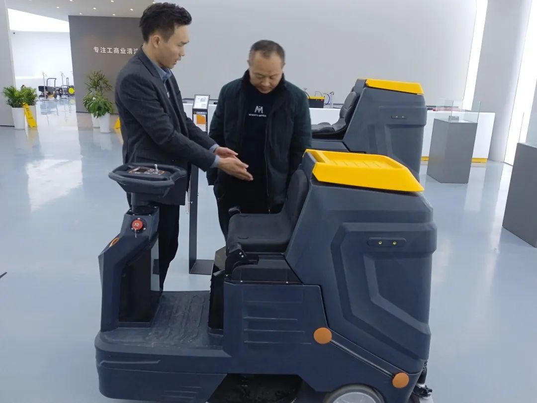 清潔設(shè)備廠家洗地機不出水的自查辦法