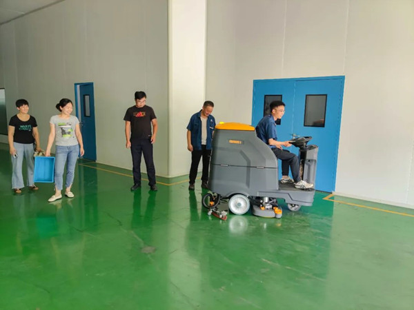 洗地機(jī)廠家告訴你駕駛式洗地機(jī)的主要特點(diǎn)