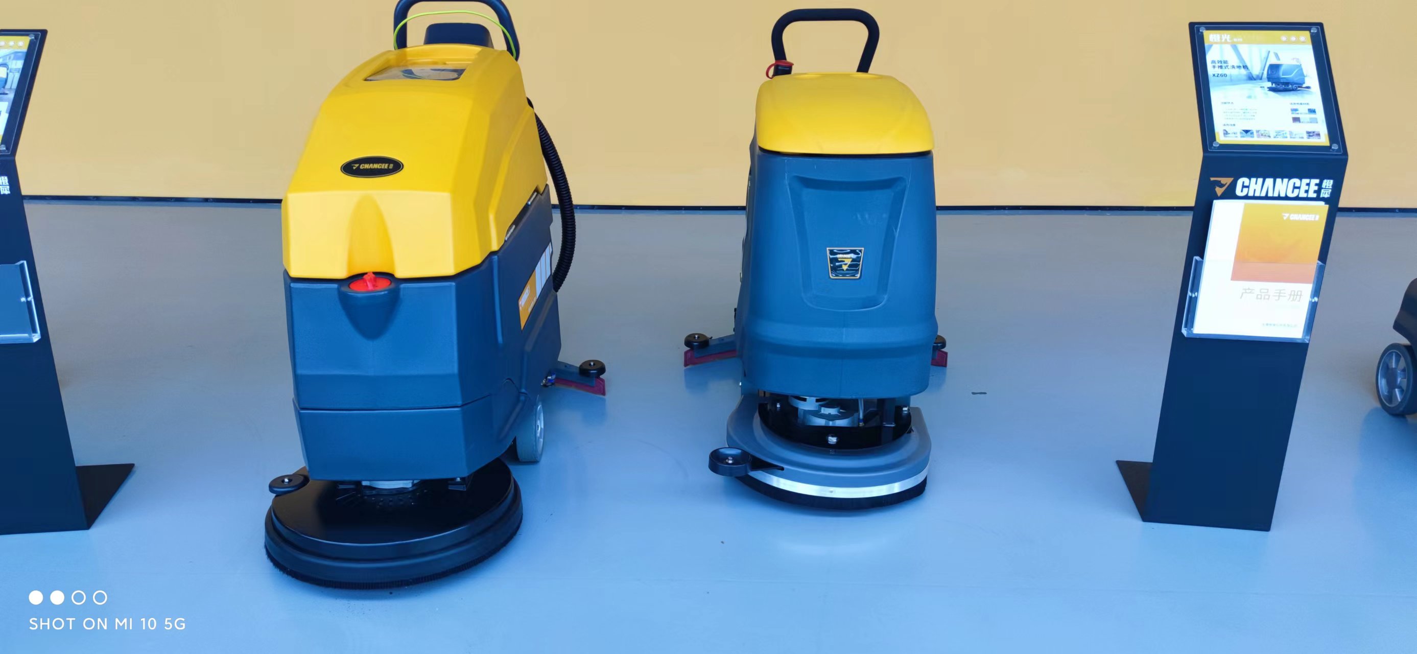 清潔設(shè)備廠家的駕駛式洗地機(jī)報價多少呢?