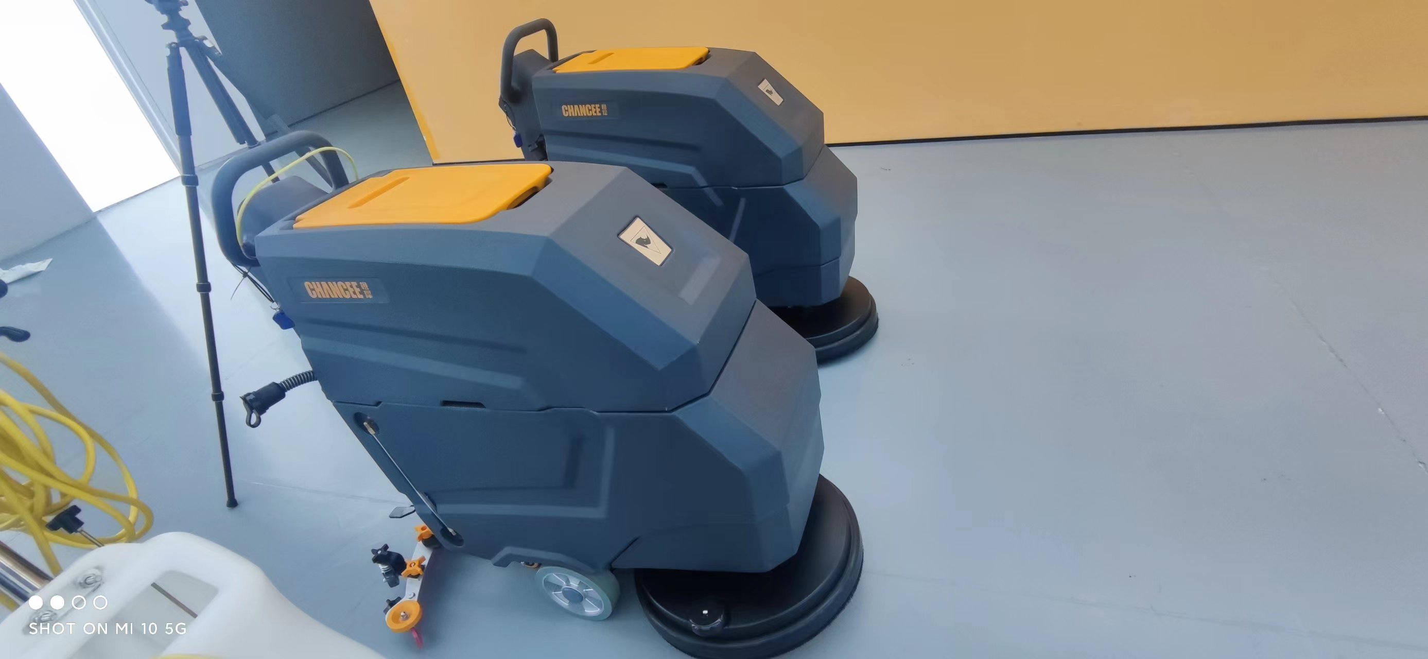 怎么拆卸安裝手推式洗地機(jī)的刷盤呢?