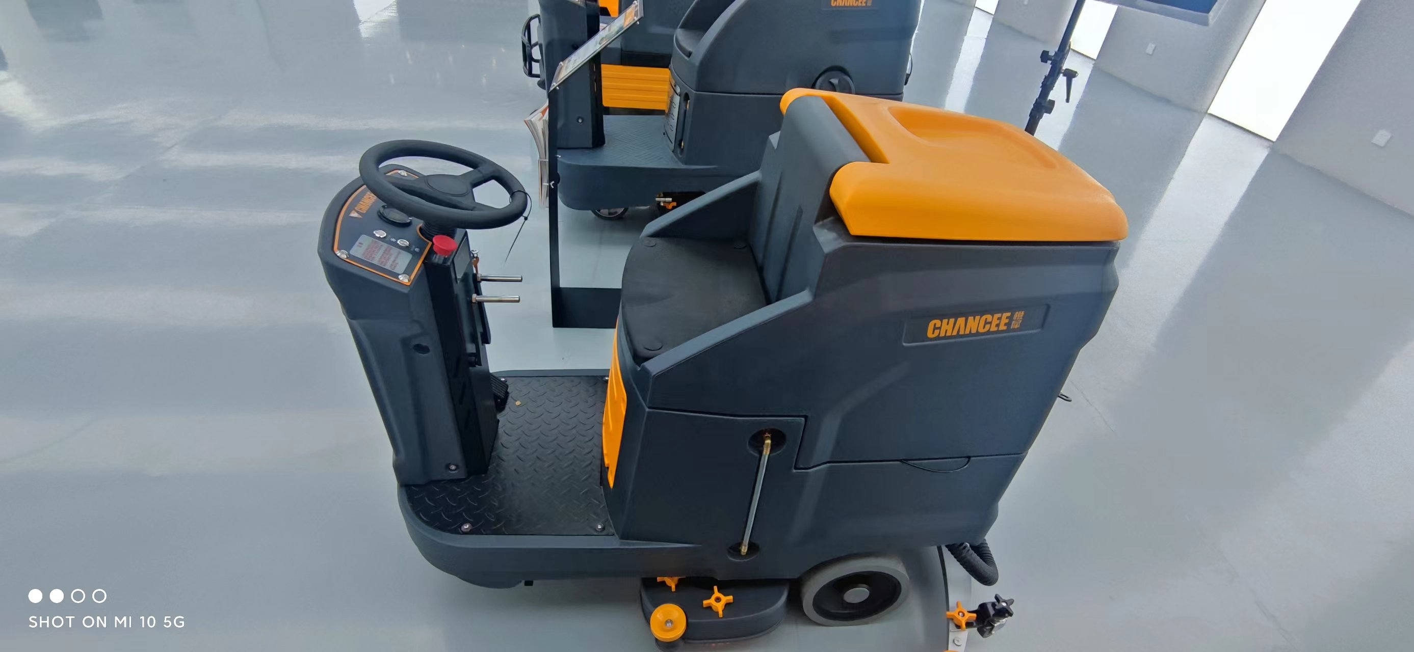 駕駛式洗地機出現出水不正常要怎么辦？