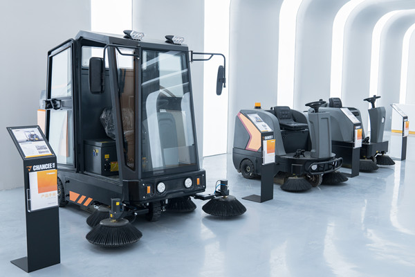 在日常當中怎么選擇清潔設(shè)備廠家的掃地機